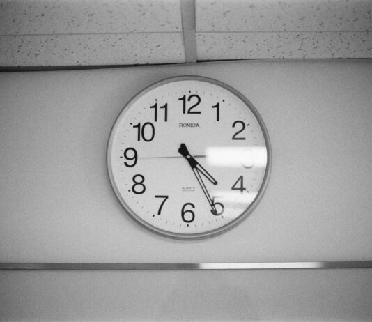 “금요일에 쉬었더니 혈압이 내렸다”… 주 4일제가 가져온 건강 혁명 A black and white photo of a clock on a wall
