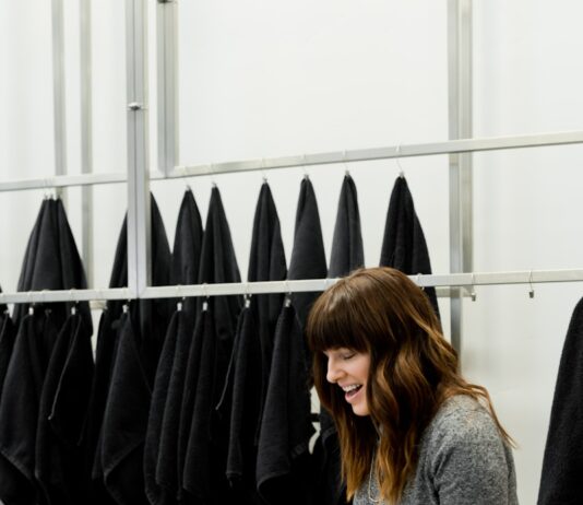 ‘건강한 모발, 작은 습관이 만든다’ – 실생활 실천법 인기 woman in gray sweater holding white clothes hanger