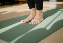 집에서 즐기는 필라테스, 나만의 루틴으로 건강 챙기기 a person standing on a yoga mat on the floor