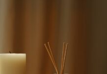 현대인의 건강, 대체요법으로 지킨다…일상에서 실천하는 내 몸 챙기기 a couple of candles sitting on top of a table