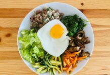 “내 식단, 이렇게 바꿔볼까? 최신 건강 트렌드 따라 실천하는 간단 루틴” egg on white ceramic plate